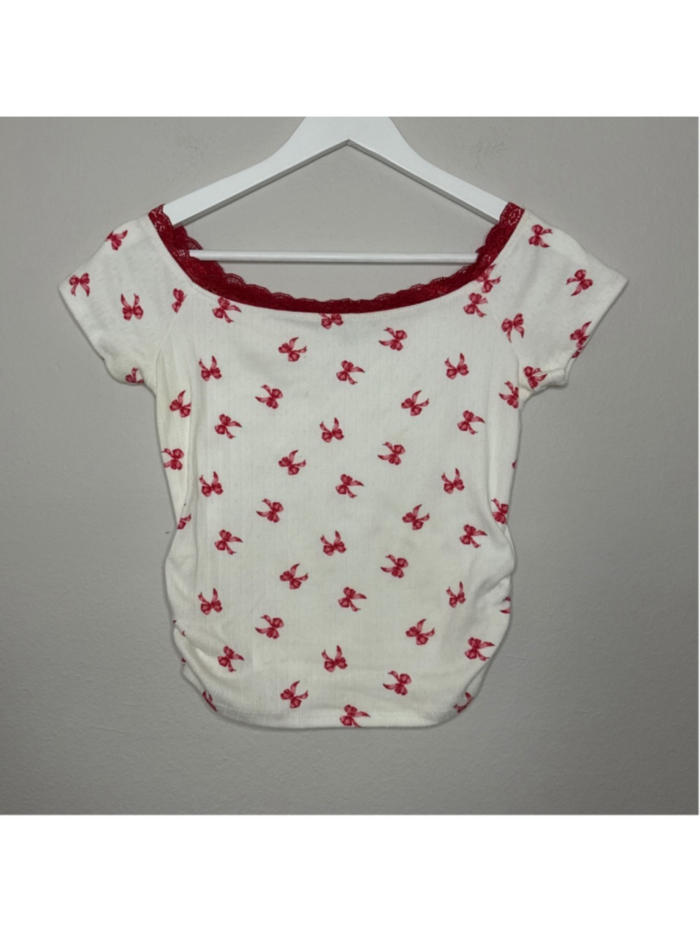 Women's DISCREET Short Sleeve Tee, Size M, White and Red Bow Print - [KC261]